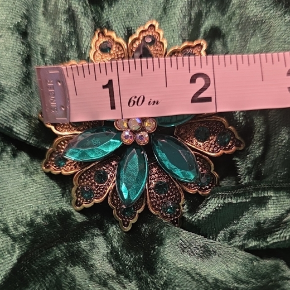 Striking Emerald Green Floral Brooch - Picture 3 of 5